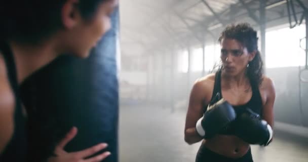 Πυγμαχία Προσωπικός Γυμναστής Και Προπόνηση Γυναίκα Στο Γυμναστήριο Για Πολεμικές — Αρχείο Βίντεο