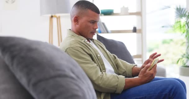 电话和男人在社交媒体上 新闻或在线搜索 而坐在沙发上的家庭 智能手机和年轻人在客厅的移动应用程序上流媒体视频 — 图库视频影像