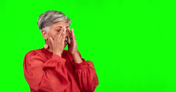 危机和老年妇女在工作室的绿色屏幕上被孤立在一个背景模型中 疲倦和老年女性 大脑迷茫 因错误 税和痛苦而沮丧或精疲力竭 — 图库视频影像