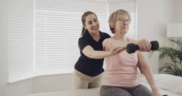 理疗师 老年妇女和哑铃运动 用于康复或理疗 有脊椎按摩师治疗的老年患者 体格健康 肌肉发达 — 图库视频影像