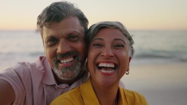 老夫妇 海滩自拍 日落时风趣浪漫或博客形象图片 在退休假期 女人和摄影在海洋中的脸为了爱情 和平标志和社交媒体应用程序 — 图库视频影像