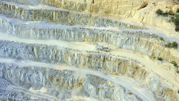 卡车和露天矿 用于砾石挖掘机 提炼和工业生产 工业运输用车辆驾驶 机械和采石的采石 采矿和航拍 — 图库视频影像