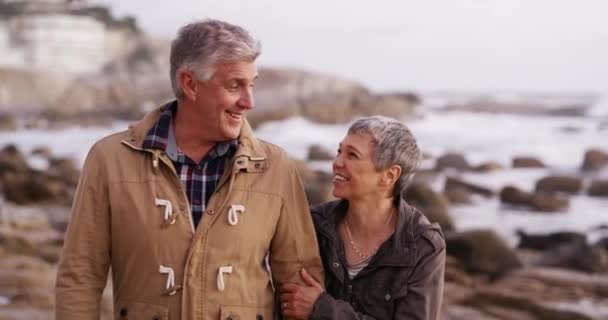 Pasangan Senior Berjalan Dan Tertawa Pantai Dengan Cinta Dan Pernikahan — Stok Video