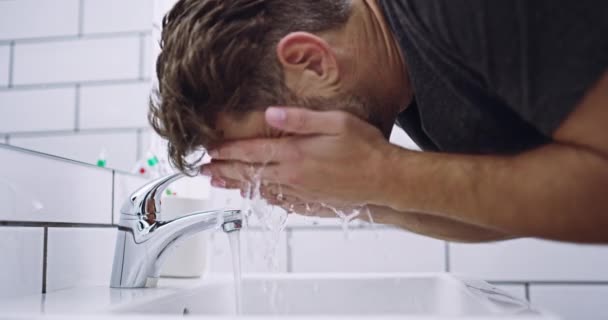 Hombre Lavando Cara Higiene Cuidado Piel Con Agua Lavabo Aseo — Vídeo de stock