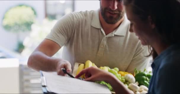 Online Shopping Delivery Man Fruit Package Woman Customer Signing Clipboard — Stock Video