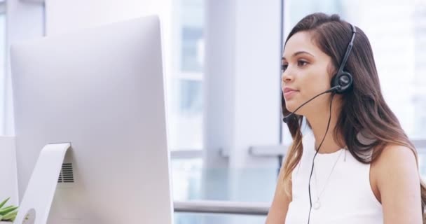 Call Center Kobieta Komunikacja Komputerze Podczas Pisania Notatek Dla Porad — Wideo stockowe
