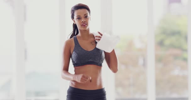 Fitness Motivación Salud Con Rostro Mujer Negra Corriendo Estudio Yoga — Vídeo de stock
