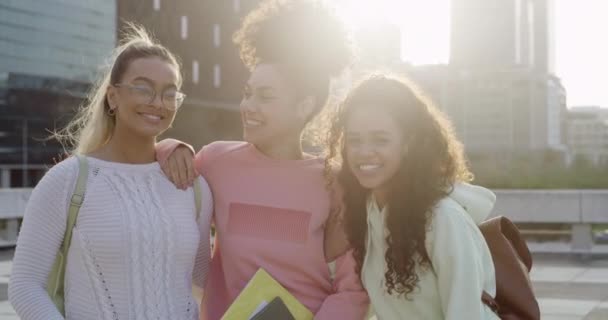 Vicces Diákokból Nőkből Álló Csoport Városban Együtt Áll Utcán Napkeltekor — Stock videók