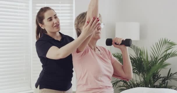 Paciente Mulher Exercício Haltere Fisioterapeuta Para Reabilitação Fisioterapia Pessoa Idosa — Vídeo de Stock
