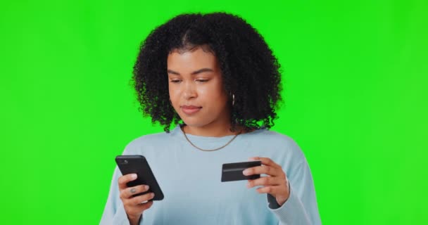 Confundido Teléfono Mujer Con Tarjeta Crédito Pantalla Verde Para Compra — Vídeos de Stock