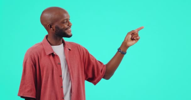 黑人男子指出 展示和广告信息 机会和广告提供蓝色背景 肖像画中的微笑 男人和品牌营销 工作室中的模拟空间和新闻 — 图库视频影像
