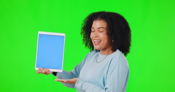 Mujer Feliz Tableta Mostrar Maqueta Pantalla Verde Con Una Sonrisa — Vídeos de Stock