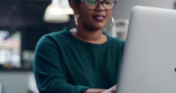 図書館で入力するノートパソコン 学生と女性 大学でオンライン学習や研究 教育またはインターネット上で勉強のためのウェブ上のコンピュータ 大学や幸せなアフリカの女性の人 — ストック動画