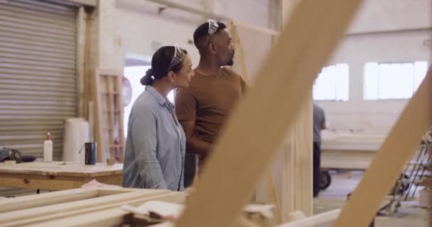 Плотник Мужчина Женщина Разговор Планшетом Планирование Командная Работа Строительства Проектирования — стоковое видео