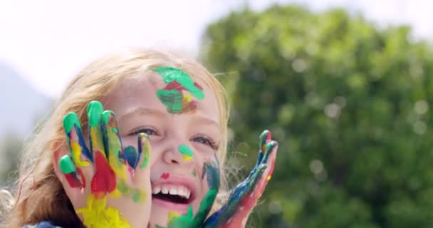 Мальчик Лицо Краски Руках Играть Открытом Воздухе Весело Счастливо Творческого — стоковое видео