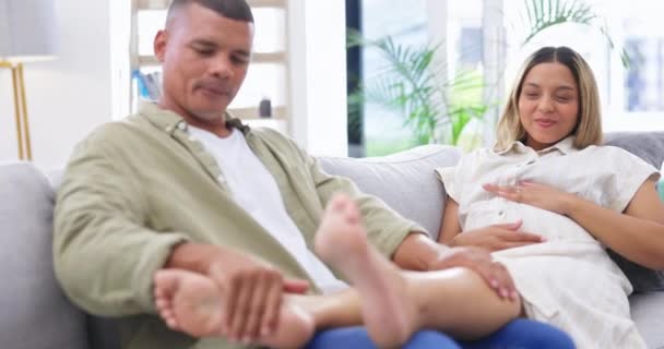 Muž Třít Své Těhotné Manželky Nohy Zatímco Relaxaci Pohovce Obývacím — Stock video