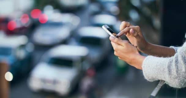 Mãos Rua Espaço Com Telefone Busca Digitação Para Mulher Cidade — Vídeo de Stock