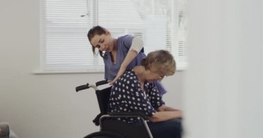 Tekerlekli sandalyeli hasta, fizyoterapist kadın ve fizik tedavi için rehabilitasyon masajı. Huzurevinde sağlık, sağlık ve fizyoterapi ya da sağlık hizmetleri için engelli ve bakıcı olan son sınıf öğrencisi.