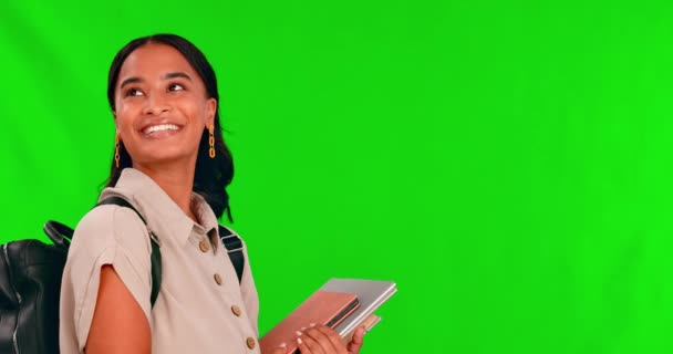 Μαθητής Ψάχνει Και Μια Γυναίκα Μια Πράσινη Οθόνη Στο Κολέγιο — Αρχείο Βίντεο