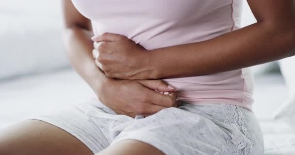 Maagpijn Krampen Close Van Vrouw Slaapkamer Voor Menstruatie Pms Ziekte — Stockvideo