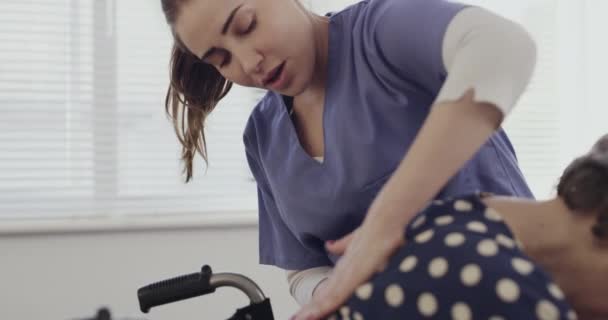 Physiotherapeut Hände Und Rollstuhl Massage Für Rehabilitation Und Physikalische Therapie — Stockvideo