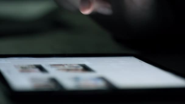 Søg Nat Eller Zoom Hænder Med Tablet Til Internet Forskning – Stock-video