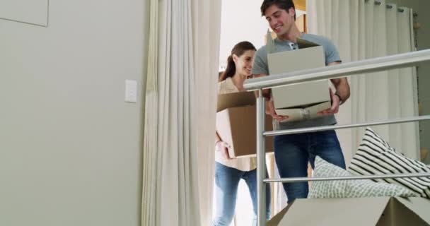 Paar Verhuizend Nieuw Huis Met Dozen Geluk Hypotheek Onroerend Goed — Stockvideo