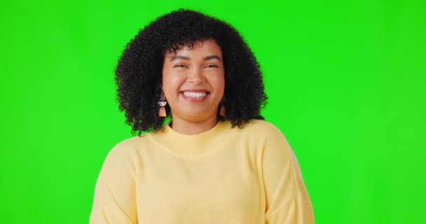 人脸肖像 笑在绿色的屏幕上 充满了动力和幽默 快乐的非洲女人带着快乐 滑稽笑话和积极向上的心态在工作室的背景下大笑 — 图库视频影像