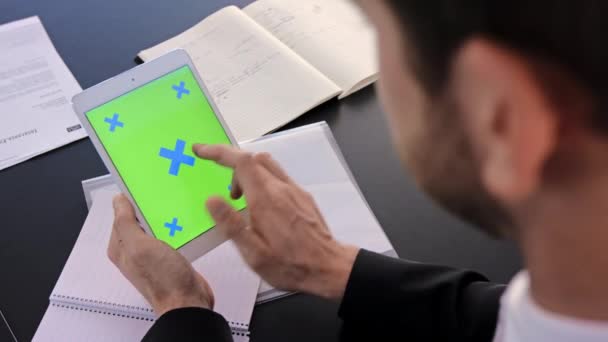Krom Anahtar Yeşil Ekran Tablet Modeli Web Sitesi Kullanan Bir — Stok video