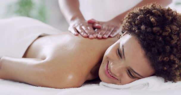 Donna Africana Massaggio Alla Schiena Spa Benessere Riposo Relax Con — Video Stock