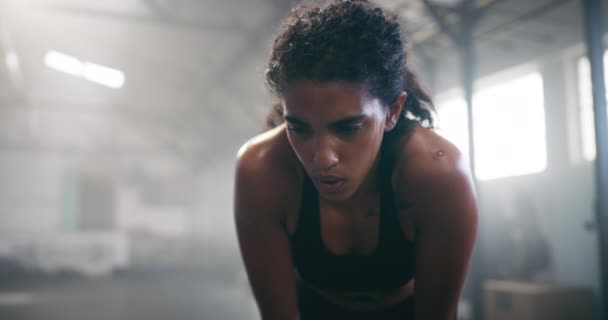 Yenildi Egzersiz Kardiyo Performans Için Bir Kadınla Egzersiz Terleme Nefes — Stok video