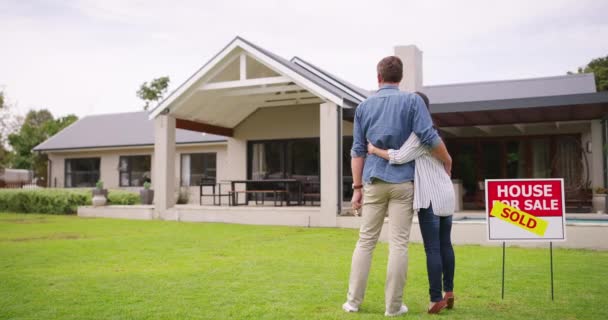 Emlak Mülk Çiftler Yeni Evin Çimlerinde Emlak Satın Alma Yatırım — Stok video