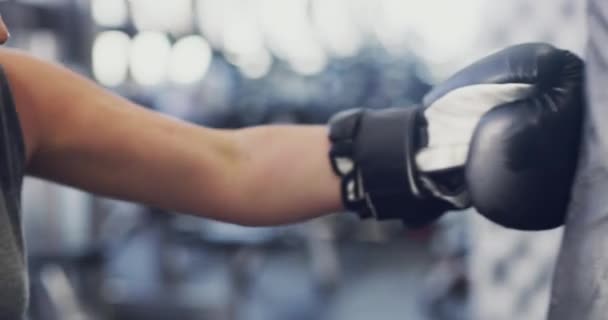 运动和拳击与妇女一起在健身房进行训练 锻炼和减肥挑战 精力和力量与女士和打斗袋 健康和武术的灵感 — 图库视频影像