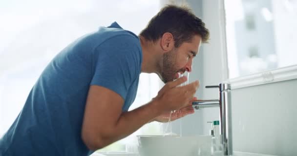 Zrcadlo Muž Koupelně Myje Obličej Ranní Rutinu Čištění Péče Pleť — Stock video