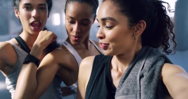 Sert Kadınlar Esnek Selfie Spor Egzersiz Sağlık Için Spor Salonundaki — Stok video
