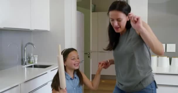 Tanec Pečení Rodiče Dětmi Kuchyni Štěstím Hudbou Zábavou Při Sbližování — Stock video
