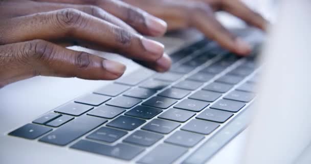 Руки Людина Ноутбук Друкуються Інтернеті Дослідження Планування Цифрової Інформації Інтернеті — стокове відео