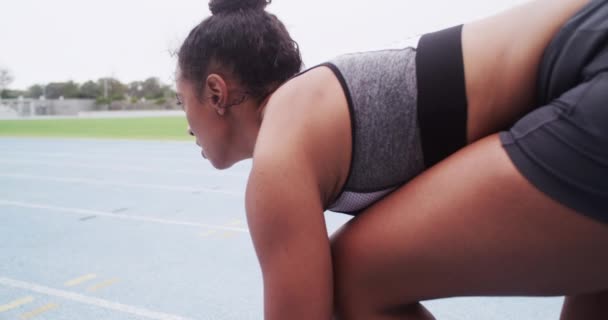 Mujer Línea Salida Pista Atletismo Deportes Carrera Velocidad Estadio Ciudad — Vídeo de stock