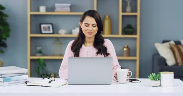 Computadora Portátil Café Mujer Feliz Escritora Pensante Freelance Trabajando Blog — Vídeos de Stock