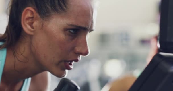 Egzersiz Kilo Kaybı Dayanıklılık Eğitimi Için Spor Salonundaki Kadın Yüzünden — Stok video