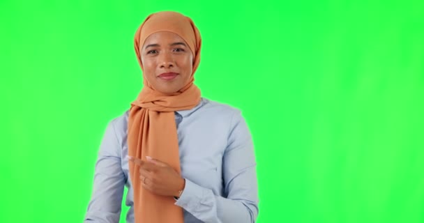 Educação Professor Uma Mulher Muçulmana Tela Verde Com Cartões Estúdio — Vídeo de Stock