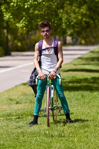 Moda Sokak Giysisi Şehirde Bisiklet Süren Bir Adam Kentsel Arka — Stok fotoğraf
