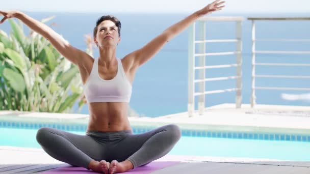 Yoga Bienestar Mujer Piscina Para Meditación Ejercicio Zen Paz Patio — Vídeo de stock