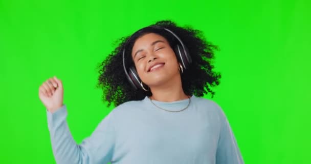 Ευτυχισμένη Γυναίκα Ακουστικά Και Χορό Στη Μουσική Πράσινη Οθόνη Την — Αρχείο Βίντεο