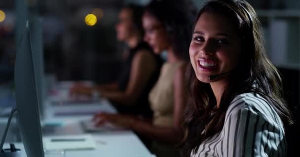 コールセンター カスタマーサービス 夜の幸せな女性の顔は アドバイス 連絡先 オフィスでのヘルプ Crmサポート コンサルティング テレマーケティングのためのコミュニケーション ネットワーキング — ストック動画