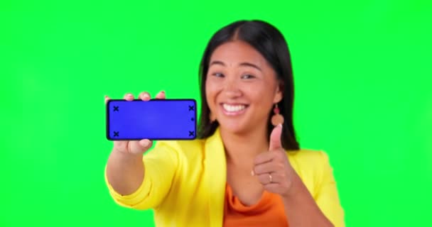 绿色荧幕 电话荧幕和女人的脸 大拇指向上看赞成 投票或社交媒体评论工作室背景 微笑和亚洲女人与感情的手或智能手机网络广告提供 — 图库视频影像
