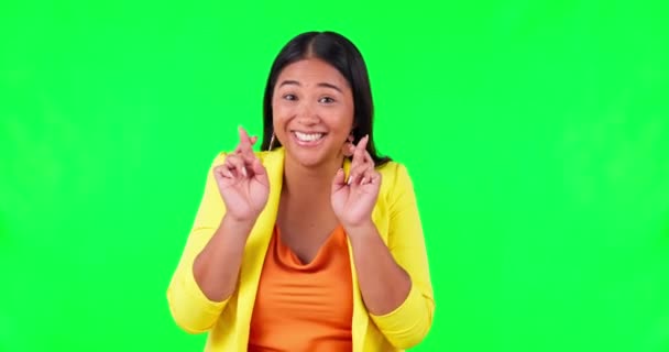 Перекрещенные Пальцы Зеленый Экран Счастливое Лицо Женщины Студии Удачей Подписью — стоковое видео