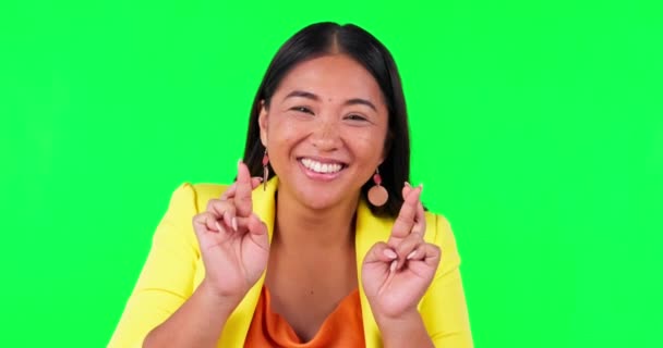 Зеленый Экран Скрещенные Пальцы Счастливое Лицо Женщины Студии Удачей Подписью — стоковое видео