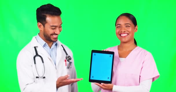 团队和平板电脑在绿色屏幕上模拟在工作室背景下的医疗广告 快乐男女护士的肖像在模拟空间上展示技术应用或社交媒体 — 图库视频影像