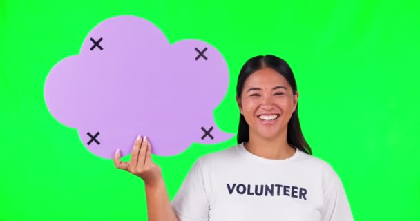 Vihreä Näyttö Puhekupla Onnellinen Nainen Ilmoittautuvat Vapaaehtoiseksi Studiossa Jäljitysmerkkien Mallitaustalla — kuvapankkivideo